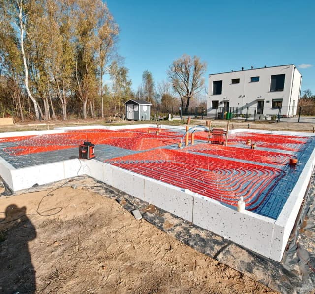 Jak wykonać płytę fundamentową pod dom szkieletowy bez błędów?