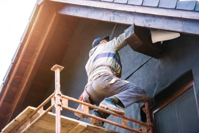 Praca przy elewacjach na czym polega? Kluczowe informacje i umiejętności