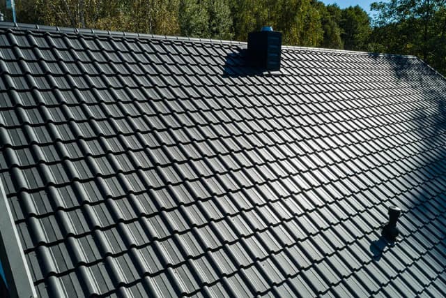 Ceny blach na dach: Jak uniknąć wysokich kosztów materiałów?