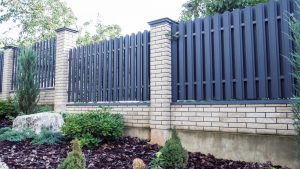 murowane ogrodzenie z panelami
